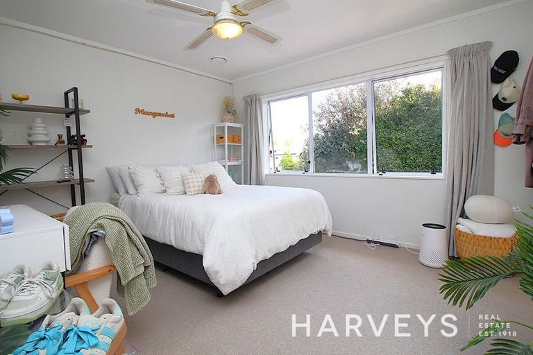 Photo of property in 5 Porter Avenue, Te Atatu South, Auckland, 0610