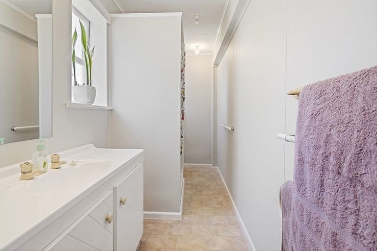 Photo of property in 23 Ellesmere Crescent, Pakuranga Heights, Auckland, 2010