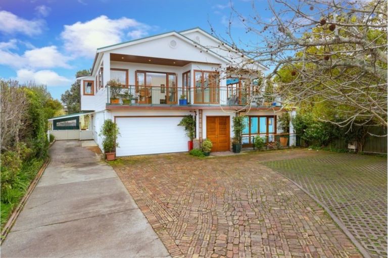 Photo of property in 1/14 Castor Bay Road, Castor Bay, Auckland, 0620