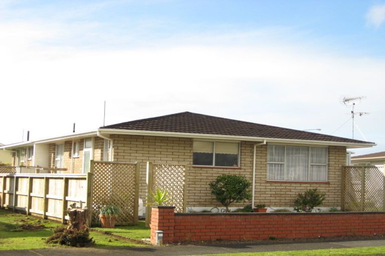 Photo of property in 2/4 Severn Place, Spotswood, New Plymouth, 4310