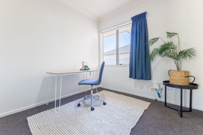 Photo of property in 15 Balmerino Grove, Waikanae, 5036