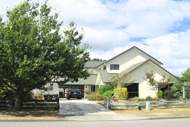 Photo of property in 17 Emerald Hill Drive, Birchville, Upper Hutt, 5018