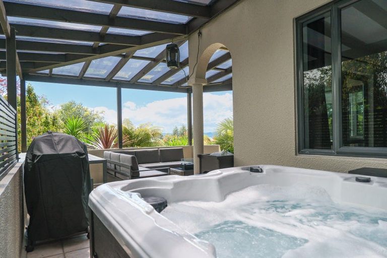 Photo of property in 4 Tupara Crescent, Kawaha Point, Rotorua, 3010