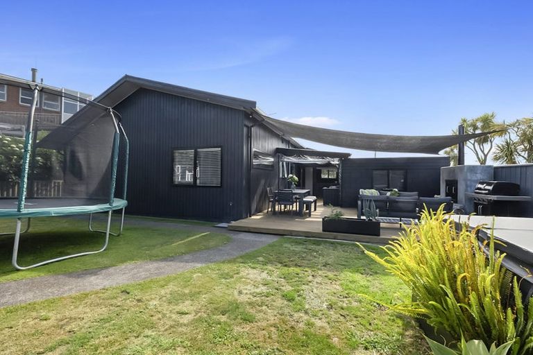 Photo of property in 18 Mayfair Place, Westown, New Plymouth, 4310