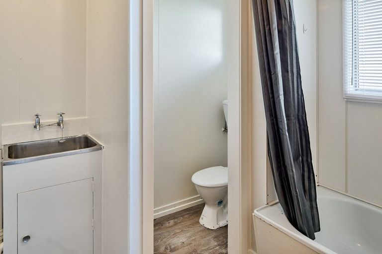 Photo of property in 2/35 Mana Esplanade, Paremata, Porirua, 5026