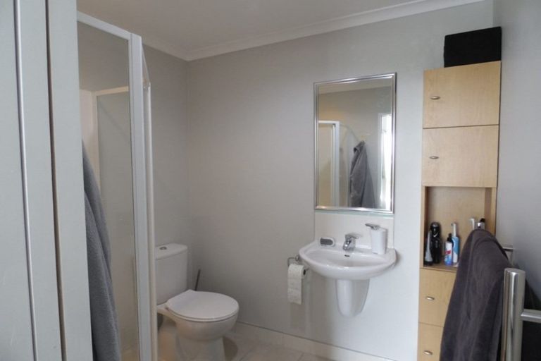 Photo of property in 9w Clearwater Cove, West Harbour, Auckland, 0618