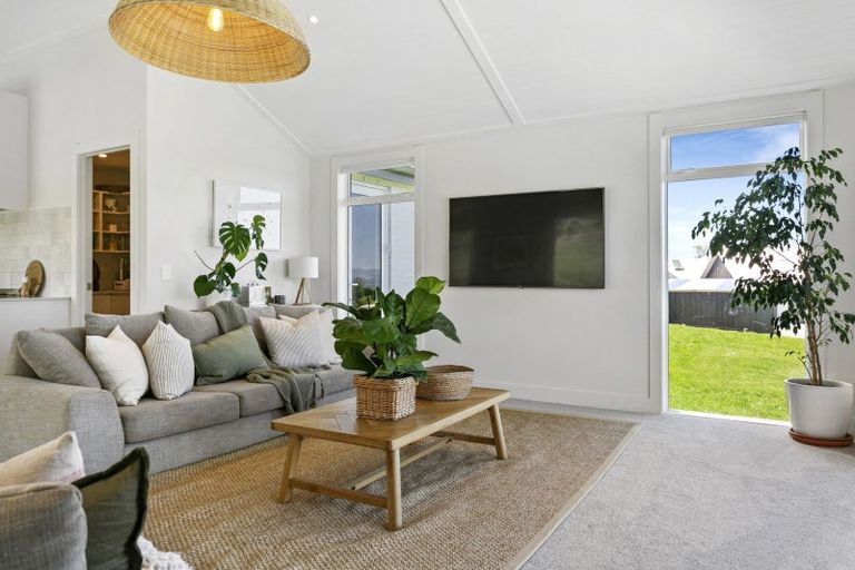 Photo of property in 5 Lens Way, Acacia Bay, Taupo, 3385