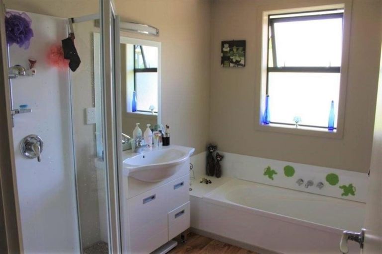 Photo of property in 11 Toiora Close, Takaka, 7110