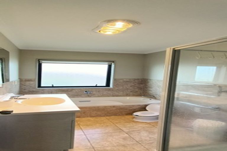 Photo of property in 25 Andover Way, Goodwood Heights, Auckland, 2105