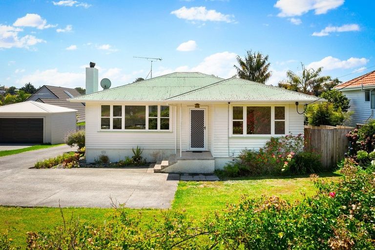 Photo of property in 15 Cliff View Drive, Green Bay, Auckland, 0604
