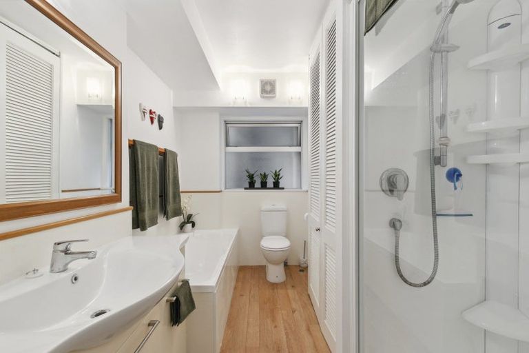 Photo of property in Jerningham Apartments, 20 Oriental Terrace, Oriental Bay, Wellington, 6011