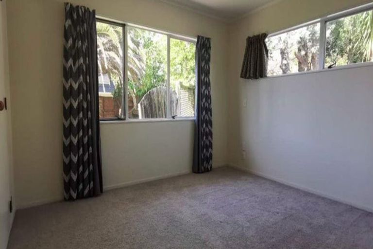 Photo of property in 21 Raelene Place, Massey, Auckland, 0614