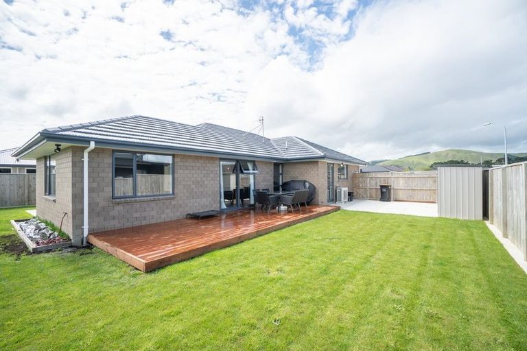 Photo of property in 8 Cyprus Place, Fitzherbert, Palmerston North, 4410