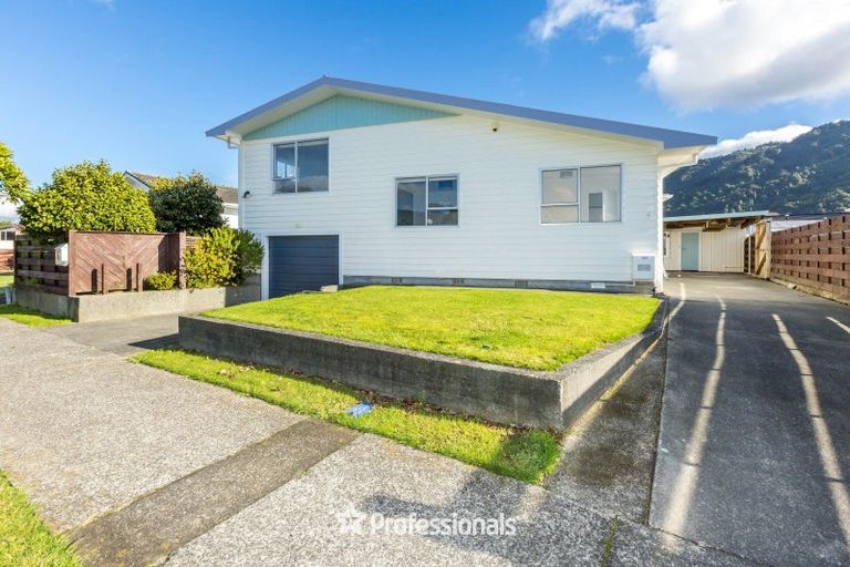 Photo of property in 5 Camden Road, Totara Park, Upper Hutt, 5018