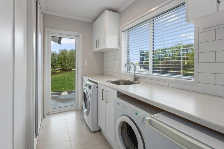 Photo of property in 60 Roberts Road, Matakatia, Whangaparaoa, 0930