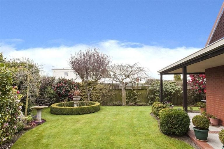 Photo of property in 43 Camberwell Place, Avonhead, Christchurch, 8042
