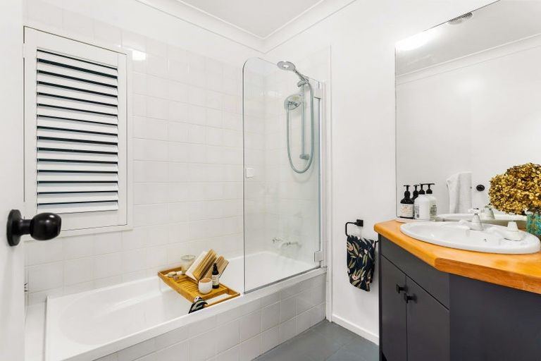 Photo of property in 2/87 Island Bay Road, Beach Haven, Auckland, 0626