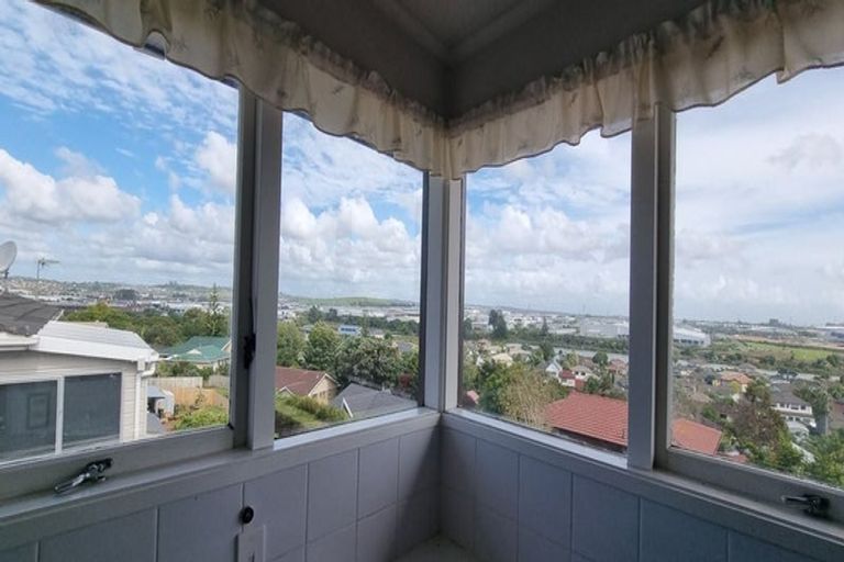 Photo of property in 28 Ellesmere Crescent, Pakuranga Heights, Auckland, 2010