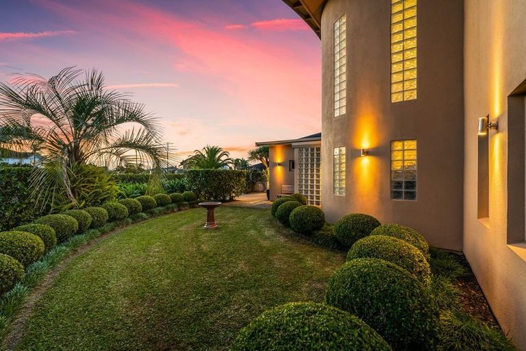 Photo of property in 8 Kawai Rise, Te Atatu Peninsula, Auckland, 0610