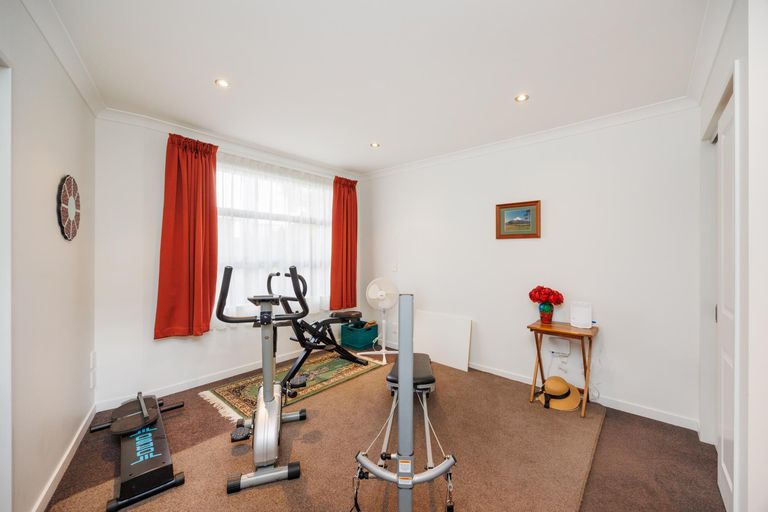 Photo of property in 27 Ruapehu Drive, Fitzherbert, Palmerston North, 4410