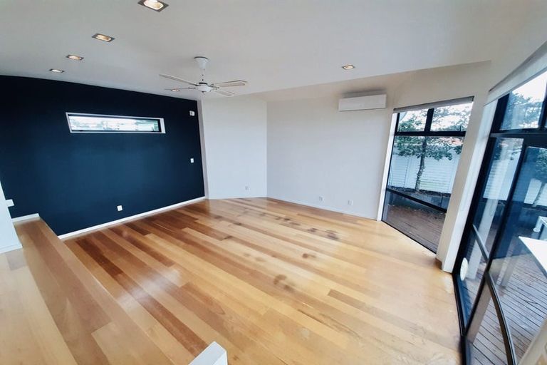 Photo of property in 1/909 Beach Road, Waiake, Auckland, 0630