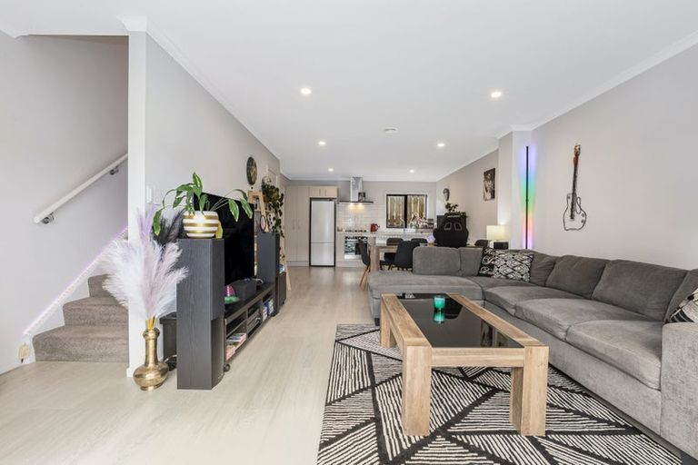 Photo of property in 7/9 Surrey Street, Tawa, Wellington, 5028