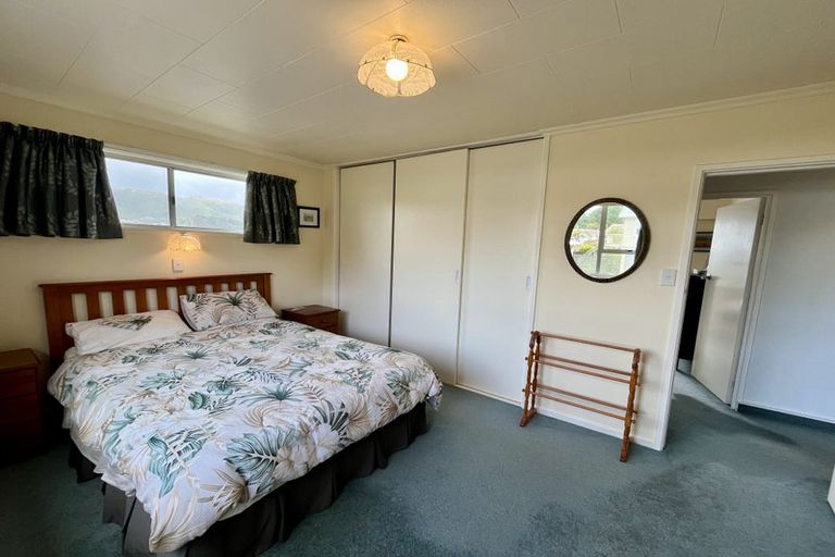 Photo of property in 1 Spicer Place, Tawa, Wellington, 5028