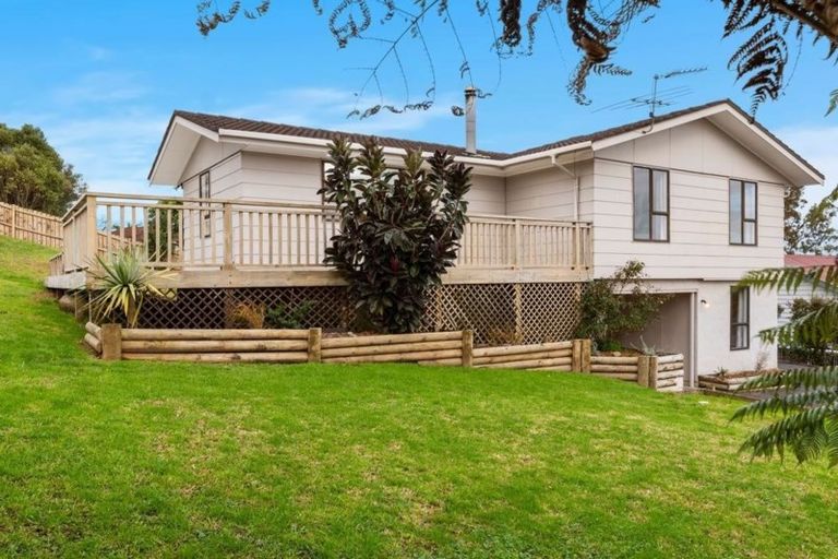 Photo of property in 15 Woodhouse Place, West Harbour, Auckland, 0618