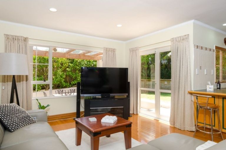 Photo of property in 3 Kahala Place, West Harbour, Auckland, 0618