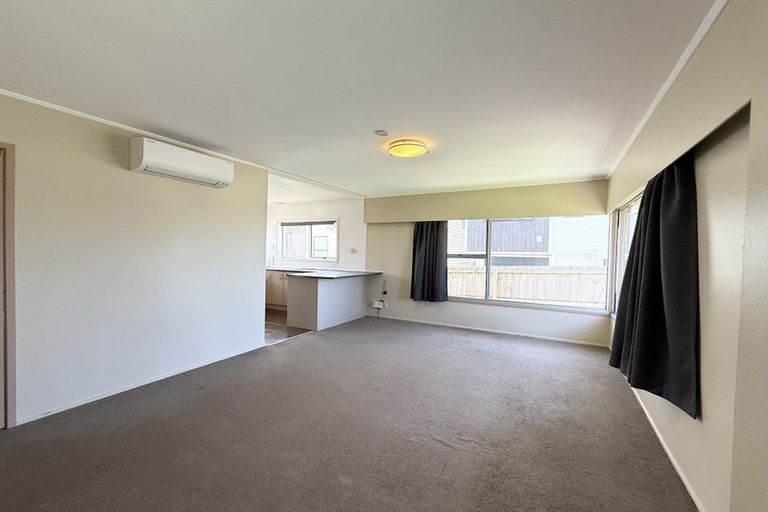 Photo of property in 2/856 East Coast Road, Northcross, Auckland, 0630