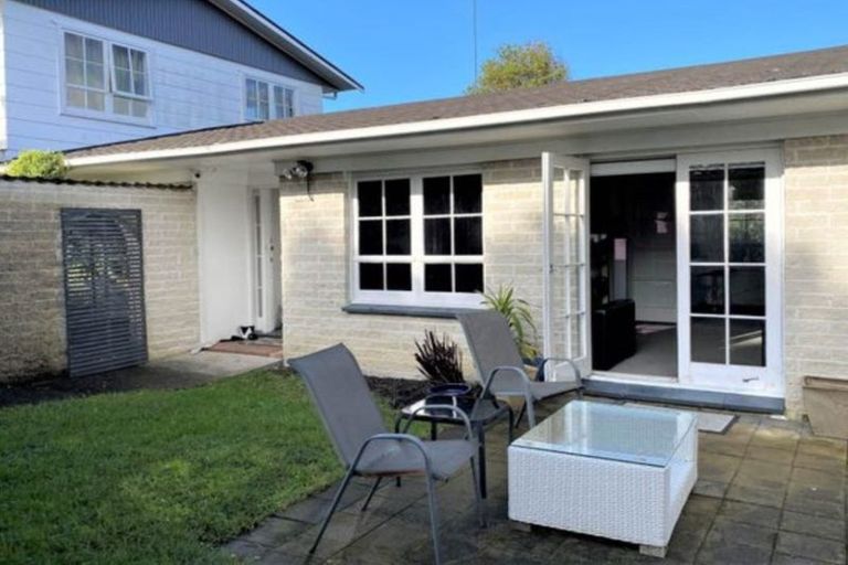 Photo of property in 3/220 East Coast Road, Forrest Hill, Auckland, 0620