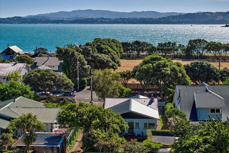 Photo of property in 107 Oroua Street, Eastbourne, Lower Hutt, 5013