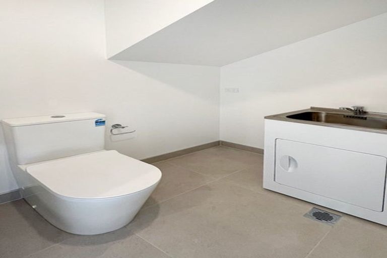 Photo of property in 70 Rauemi Way, Te Atatu South, Auckland, 0610