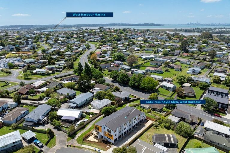 Photo of property in 7/11 Kayle Glen, West Harbour, Auckland, 0618