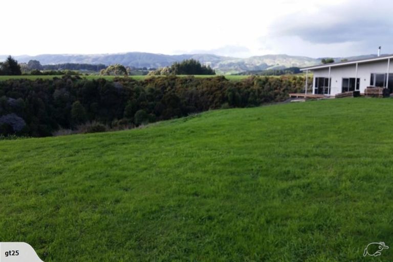 Photo of property in 24 Coutts Way, Fitzherbert, Palmerston North, 4410