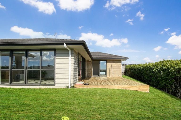 Photo of property in 89 Lake Panorama Drive, Henderson Valley, Auckland, 0612