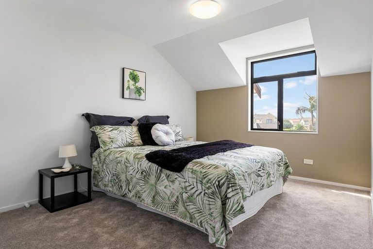 Photo of property in 3/8 Tuscany Way, Te Atatu Peninsula, Auckland, 0610