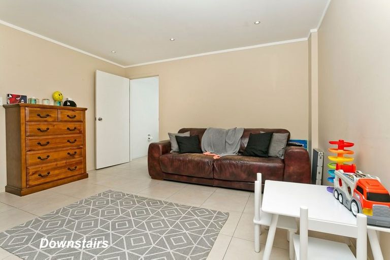 Photo of property in 32 Hogans Road, Glenfield, Auckland, 0629