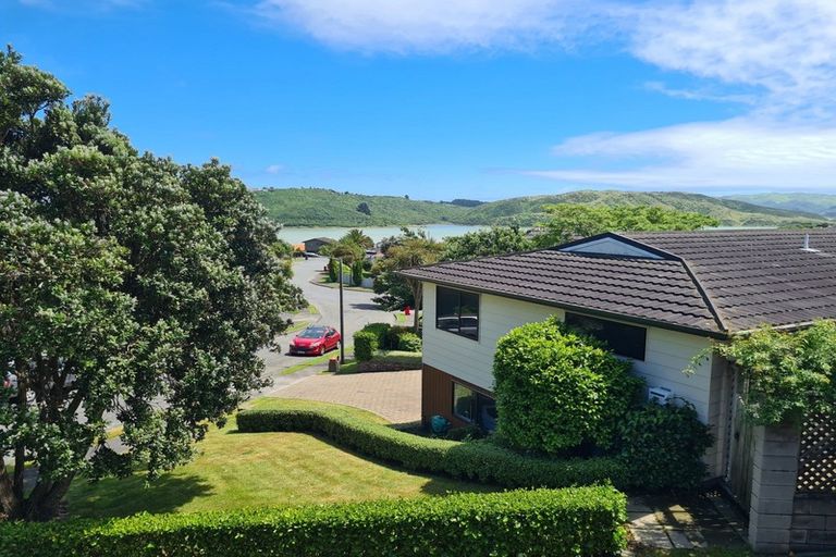 Photo of property in 13 Kinnel Grove, Papakowhai, Porirua, 5024