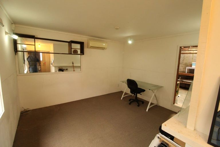 Photo of property in 10 Kayle Glen, West Harbour, Auckland, 0618