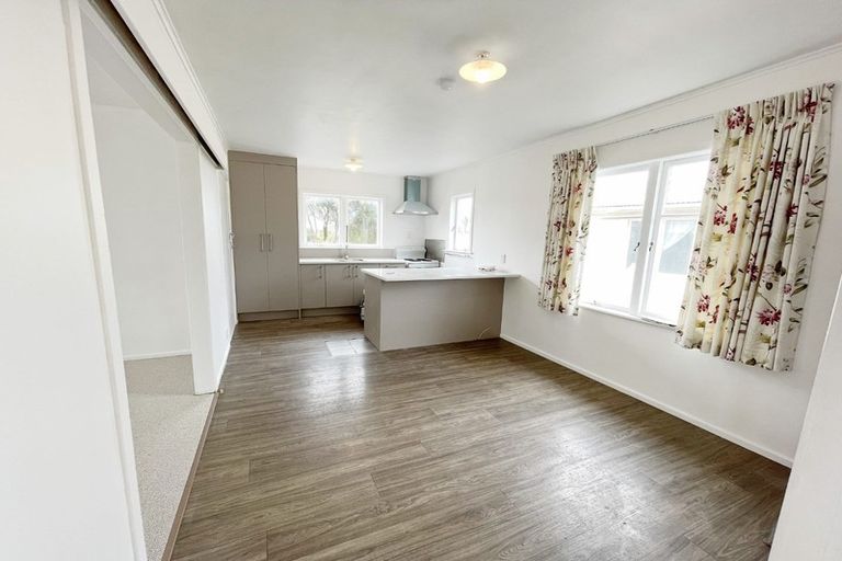 Photo of property in 2 Marlene Avenue, Te Atatu South, Auckland, 0610