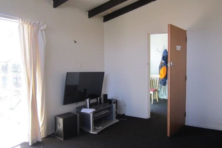 Photo of property in 22 Cron Avenue, Te Atatu South, Auckland, 0610