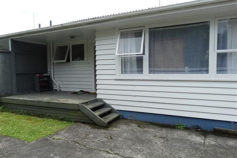 Photo of property in 2/17 Denver Avenue, Sunnyvale, Auckland, 0612