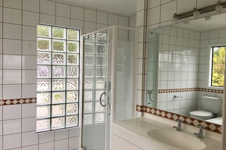 Photo of property in 7 Chatham Avenue, Paremoremo, Auckland, 0632