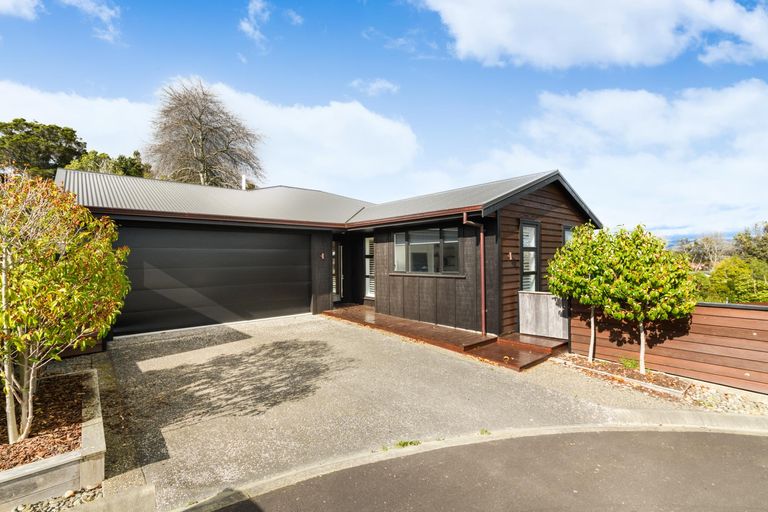 Photo of property in 2 Waimarama Court, Roslyn, Palmerston North, 4414