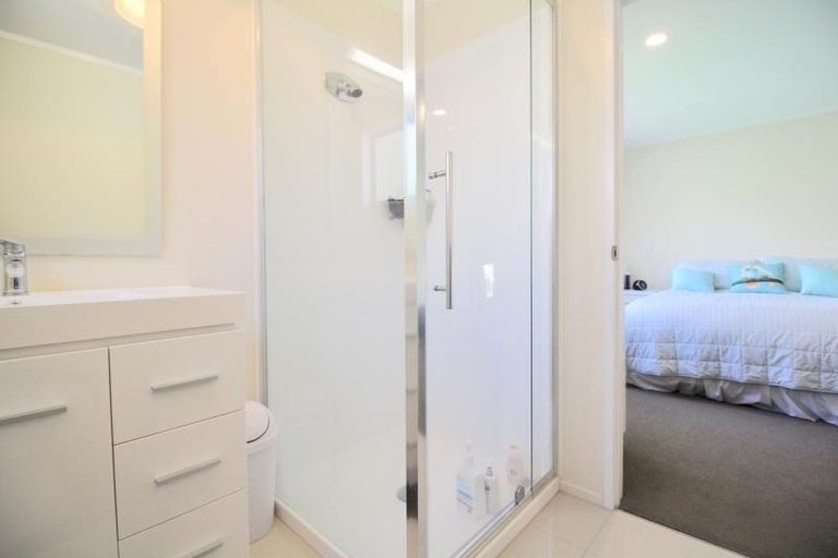 Photo of property in 4a Roberts Road, Matakatia, Whangaparaoa, 0930