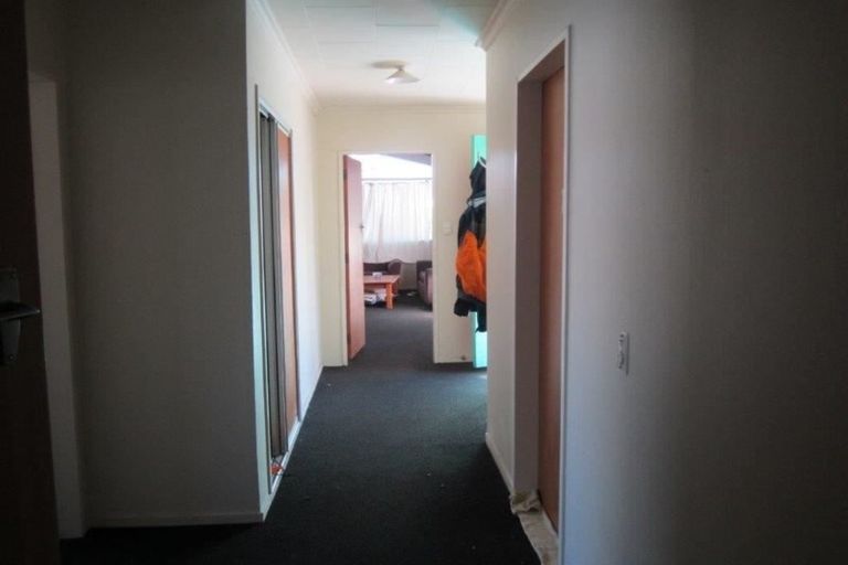 Photo of property in 22 Cron Avenue, Te Atatu South, Auckland, 0610