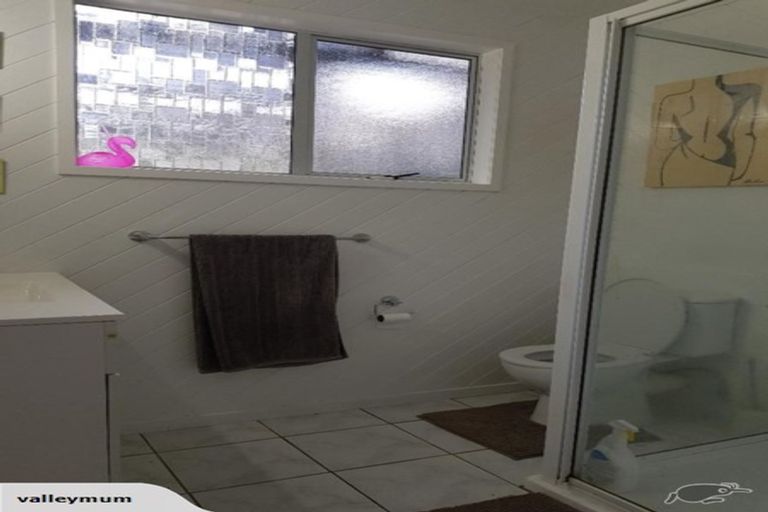 Photo of property in 16 Napuka Road, Henderson Valley, Auckland, 0612