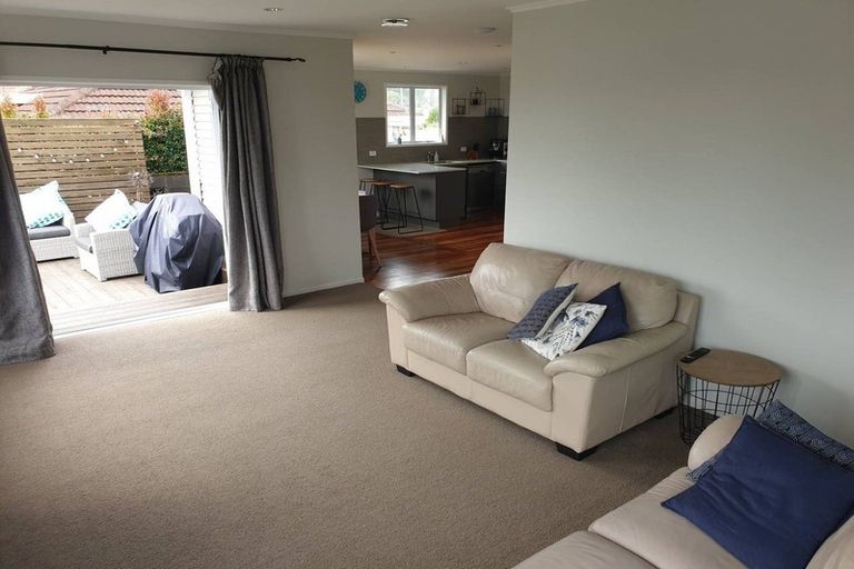 Photo of property in 33 Vodanovich Road, Te Atatu South, Auckland, 0610