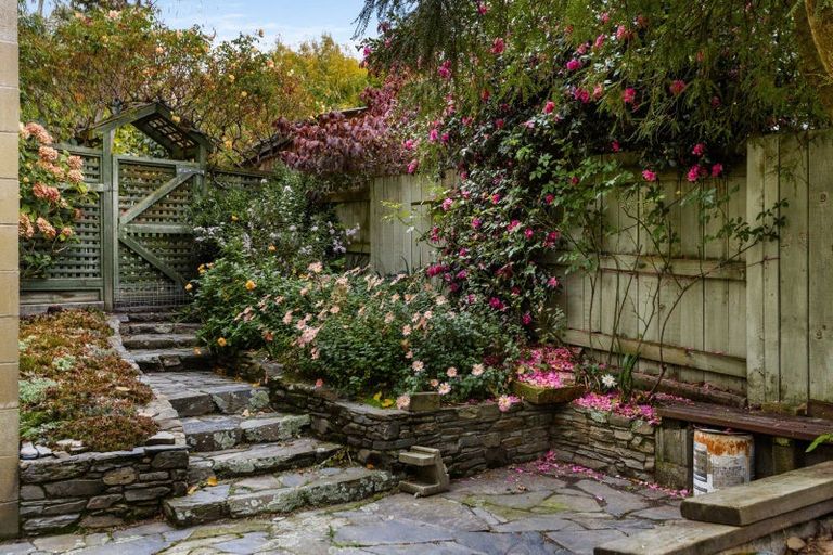 Photo of property in 12 Heuchan Lane, Wanaka, 9305